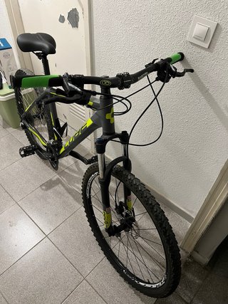 Bicicleta CUBE montaña