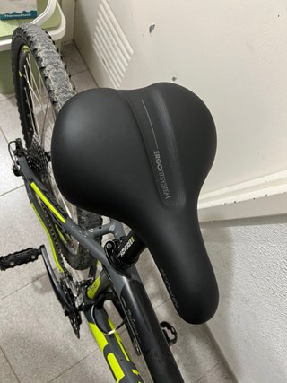 Bicicleta CUBE montaña