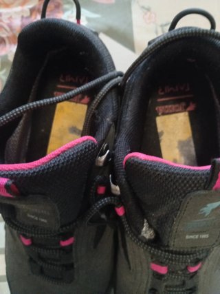 Botas de montaña Joma negras y rosas