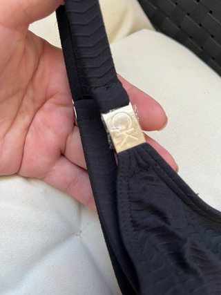 Top de bikini negro con aro