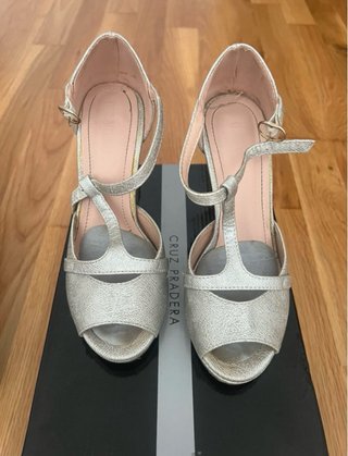 Zapatos Cruz Pradera plateados tacón aguja