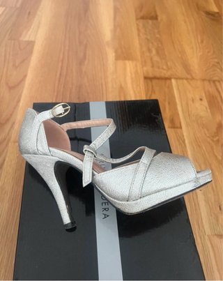 Zapatos Cruz Pradera plateados tacón aguja