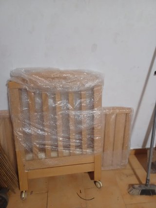 Cuna de madera con ruedas