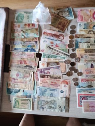 Lote 56 Billetes Extranjeros + Monedas y Colgante