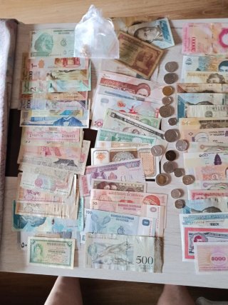Lote 56 Billetes Extranjeros + Monedas y Colgante