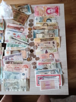 Lote 56 Billetes Extranjeros + Monedas y Colgante