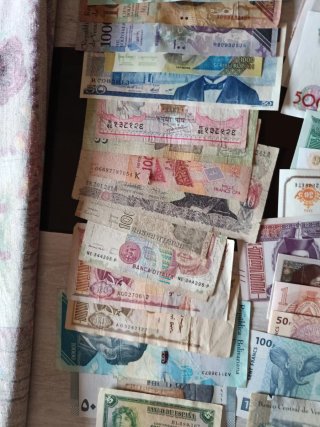 Lote 56 Billetes Extranjeros + Monedas y Colgante