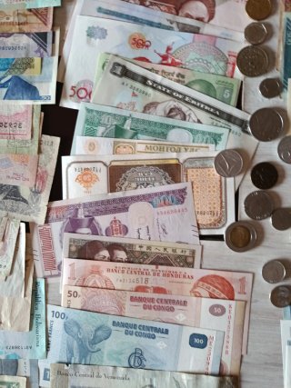 Lote 56 Billetes Extranjeros + Monedas y Colgante