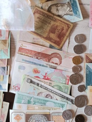 Lote 56 Billetes Extranjeros + Monedas y Colgante
