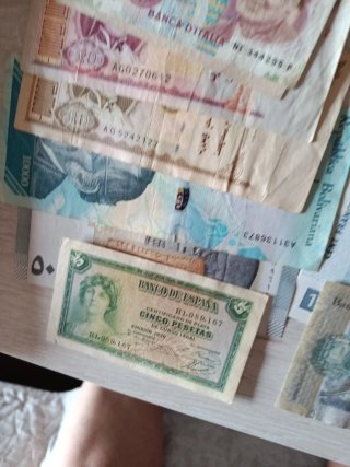 Lote 56 Billetes Extranjeros + Monedas y Colgante
