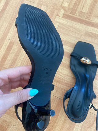 Sandalias negras tacón con detalle dorado