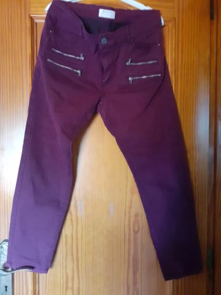 Pantalones morados con cremalleras