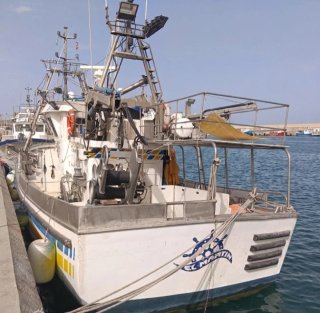 Barco de cerco en buen estado