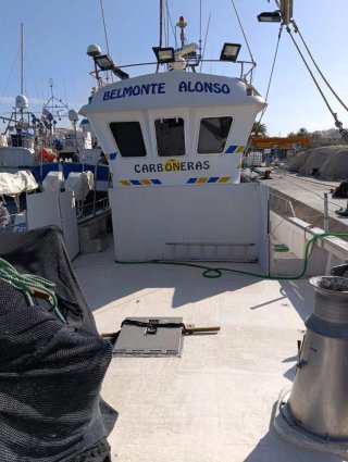 Barco de cerco en buen estado