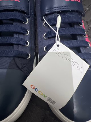 Deportivo Geox azul con detalles fucsia y verde