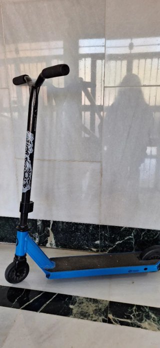 Patinete azul y negro