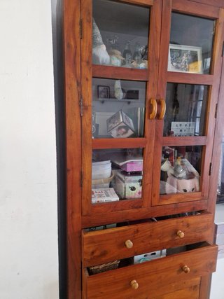 Vitrina de madera con cajones y cristal