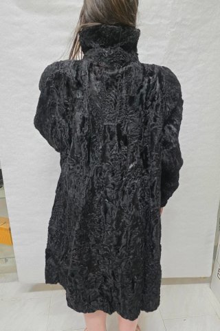 Abrigo de astracán negro