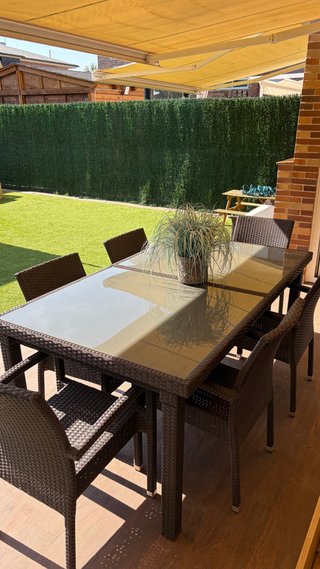 Mesa extensible y sillas de jardín
