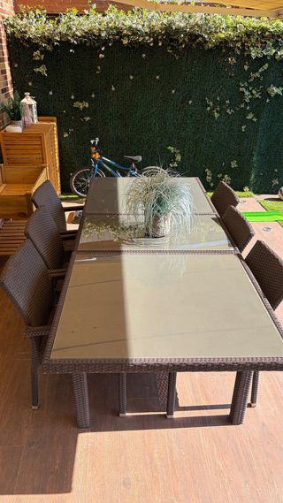 Mesa extensible y sillas de jardín