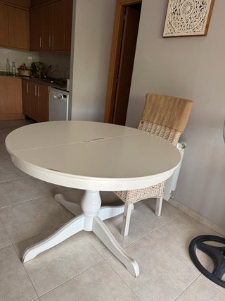 Mesa redonda extensible con 4 sillas de mimbre