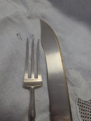 Cubiertos de trinchar metal dorado y plateado