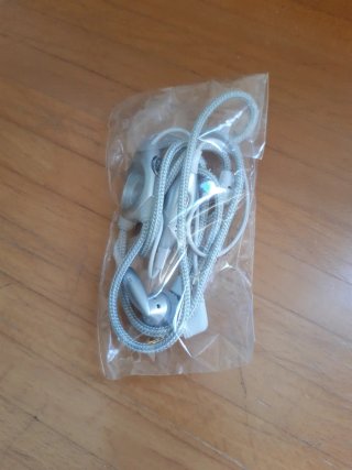 Diversos artículos electrónicos y cables