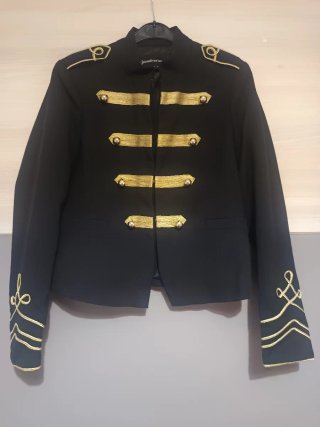 Chaqueta Stradivarius militar dorada