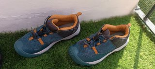Botas de montaña azules y naranjas