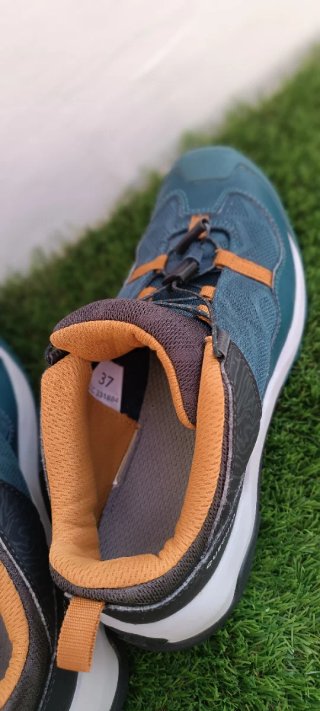 Botas de montaña azules y naranjas