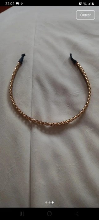 Diadema dorada estilo cadena
