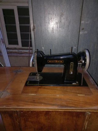 Máquina de coser Wertheim en mueble de madera