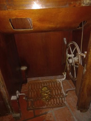 Máquina de coser Wertheim en mueble de madera