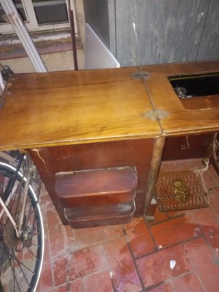Máquina de coser Wertheim en mueble de madera