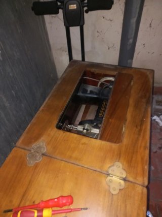 Máquina de coser Wertheim en mueble de madera
