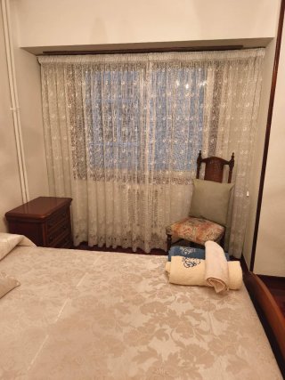 Alquilo pisos de tres habitaciones.curso escolar.