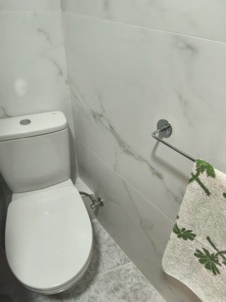 Alquilo pisos de tres habitaciones.curso escolar.