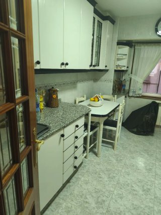 Alquilo pisos de tres habitaciones.curso escolar.
