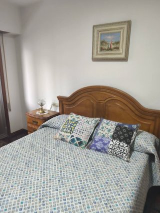 Alquilo pisos de tres habitaciones.curso escolar.