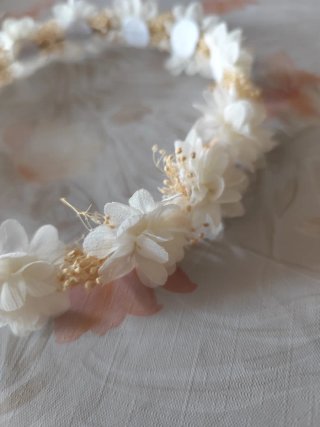 Corona de comunión flores blancas y beig