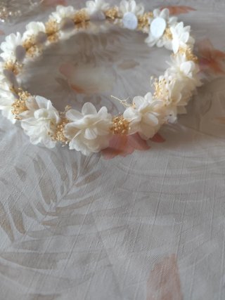 Corona de comunión flores blancas y beig