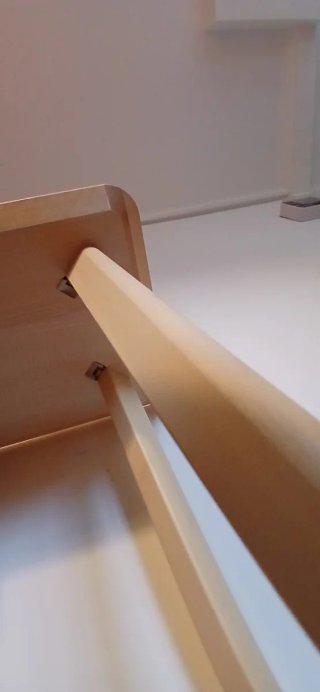 Mesa de madera moderna con cajón