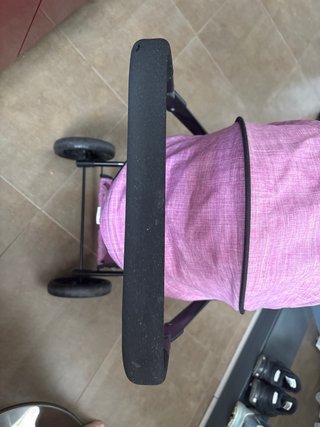 Carrito de muñecas rosa,