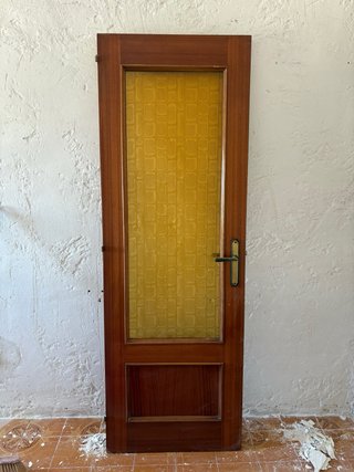 Conjunto de puertas y marcos de madera