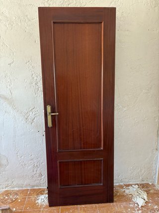Conjunto de puertas y marcos de madera