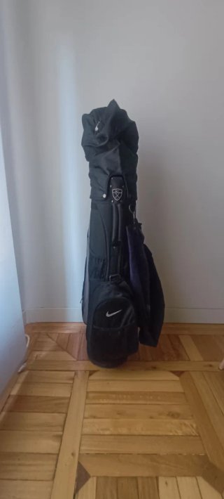Bolsa de golf Nike con 11 palos.Precio lote 100 €