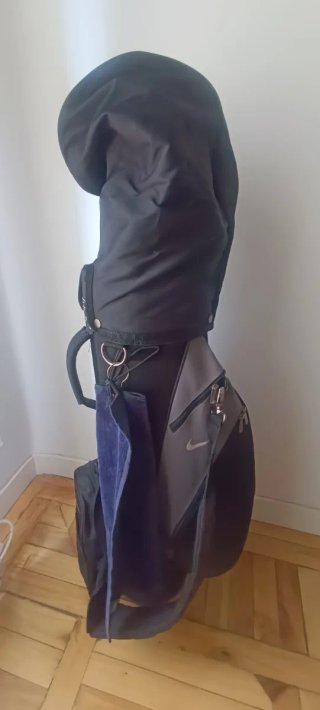 Bolsa de golf Nike con 11 palos.Precio lote 100 €