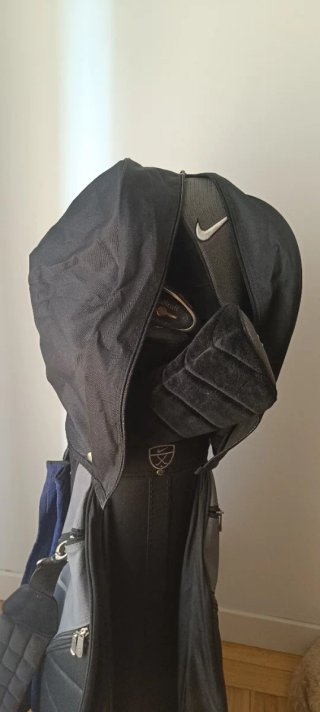 Bolsa de golf Nike con 11 palos.Precio lote 100 €