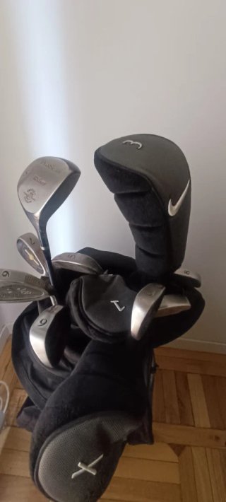 Bolsa de golf Nike con 11 palos.Precio lote 100 €