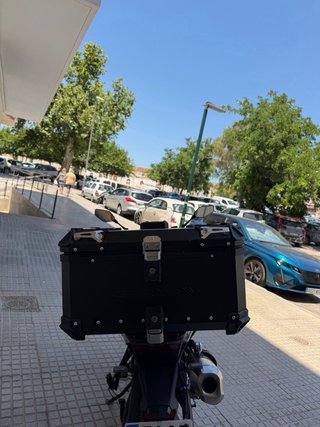 Voge 900 DSX Negra y Dorada